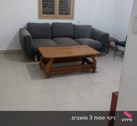 ספה ושולחן עץ בחדר נקי ומסודר
